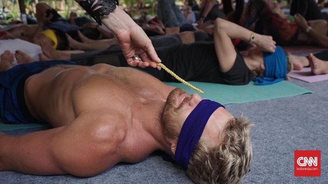 Blindfold Yoga memadukan yoga dan fotografi untuk membantu seseorang mengenal rasa dengan lebih dalam.
