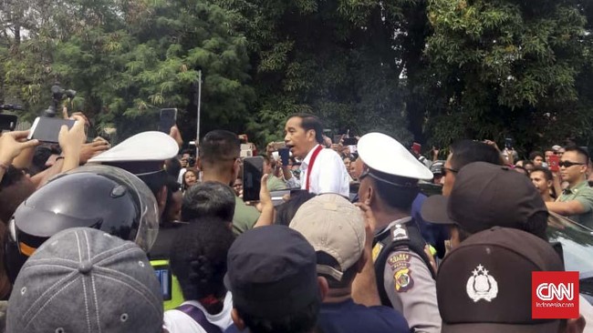 Saat hendak memantau titik pengungsian korban banjir Sentani, iring-iringan kendaraan Presiden Jokowi dicegat warga lokal di Papua yang ingin mendengarnya.