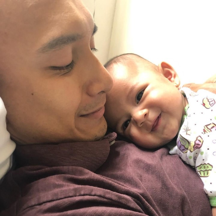 <p>"<em>Daddy little girl</em>," ujar Ekky. Aih, senyumnya Aleisha bikin enggak nahan deh,<em> he-he-he</em>. (Foto: Instagram @dimaspratama20)</p>