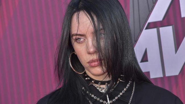Murakami, seniman kontemporer yang populer, membuat sebuah video musik aneh untuk penyanyi Billie Eilish di lagu 'You Should See Me in a Crown'.