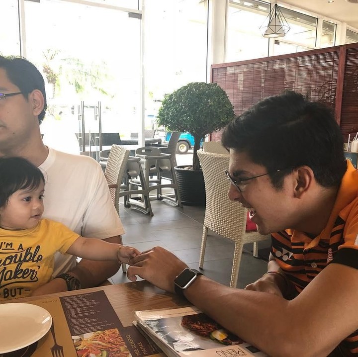 <p>Kebapakan banget, Syed asyik bermain dengan keponakannya. (Foto: Instagram @syedsaddiq)</p>