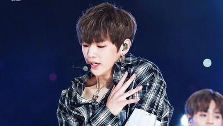 Bikin Meleleh, Intip 10 Potret Tampan Kang Daniel Kang Daniel memang memiliki pesona yang mampu merebut simpati dari para penggemarnya di seluruh dunia. Berikut ini ada 10 potret tampan dari Kand Daniel.