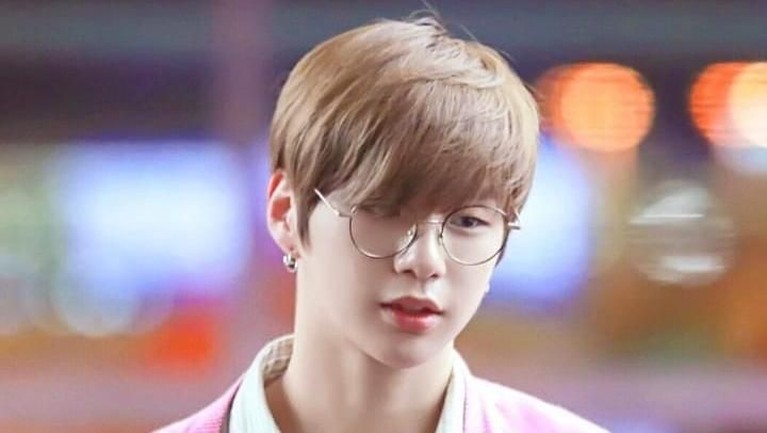 Bikin Meleleh, Intip 10 Potret Tampan Kang Daniel Kang Daniel memang memiliki pesona yang mampu merebut simpati dari para penggemarnya di seluruh dunia. Berikut ini ada 10 potret tampan dari Kand Daniel.