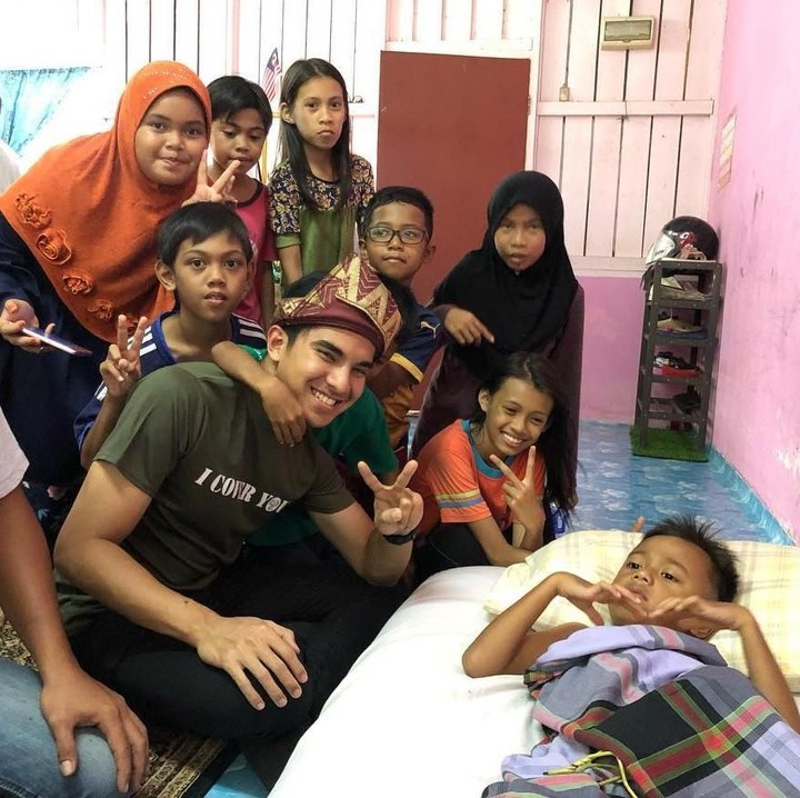 <p>Dikunjungi Syed, anak-anak ini happy banget. Terutama si kecil yang baru dikhitan. (Foto: Instagram @syedsaddiq)</p>