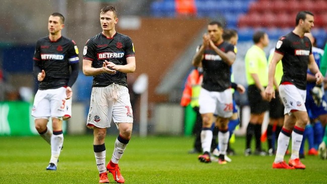 Pemain klub divisi dua Inggris, Bolton Wanderers, mogok latihan karena manajemen tidak membayar gaji mereka dan staf tim tepat waktu.