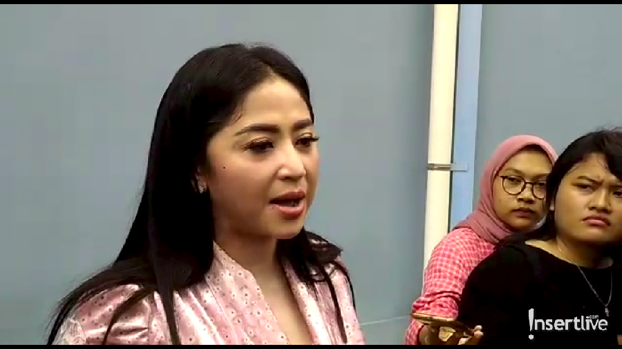 Kasus dengan Rosa Meldianti, Dewi Perssik Diperiksa Dewi Perssik melakukan pemeriksaan atas laporan pencemaran nama baik yang diajukan oleh Rosa Meldianti.
