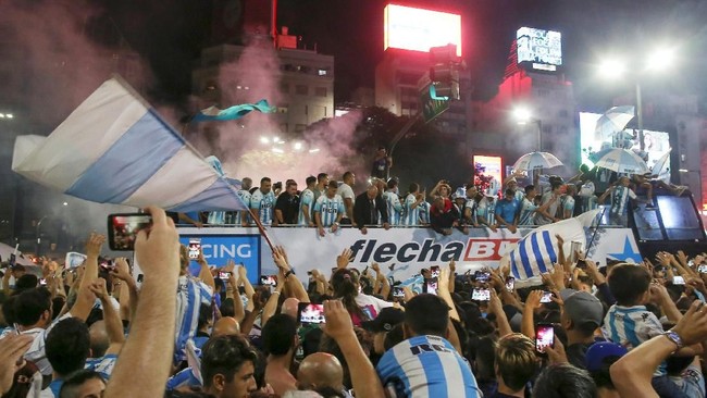 Gabriel Aranda, salah satu fan dari kesebelasan Racing Club merayakan gelar juara liga Argentina dengan cara membawa tengkorak sang kakek.