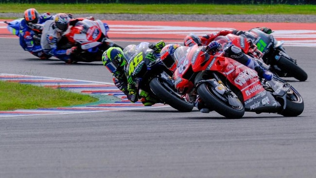 Pebalap Yamaha Valentino Rossi bergurau telah meraih kemenangan di MotoGP Argentina 2019 karena tidak melihat Marc Marquez di depan.