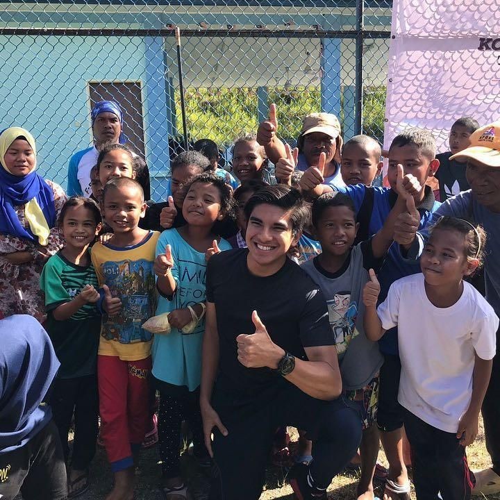 <p>Pose dengan gaya 'jempol' dulu. Gimana? Keren kan? (Foto: Instagram @syedsaddiq)<br /><br /></p>