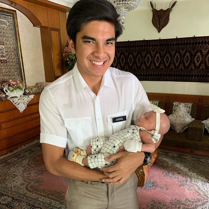 <p>Bukan hanya berpengalaman memimpin anak muda, Syed juga jago gendong bayi nih. Hmm, sepertinya Syed sudah siap jadi ayah nih, he-he-he. (Foto: Instagram @syedsaddiq)</p>