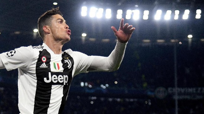 Mantan Presiden Manchester United, Martin Edwards, menilai Cristiano Ronaldo lebih egois dibandingkan Lionel Messi.