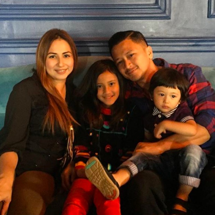 <p>Foto keluarga ini diambil saat Ayah Ferry dan Bunda Deswita merayakan ulang tahun pernikahan yang ke-7 lho, Bun. Kita doakan semoga keluarga mereka tetap kompak dan bahagia ya!(Foto: Instagram @kangferrymaryadi)</p>