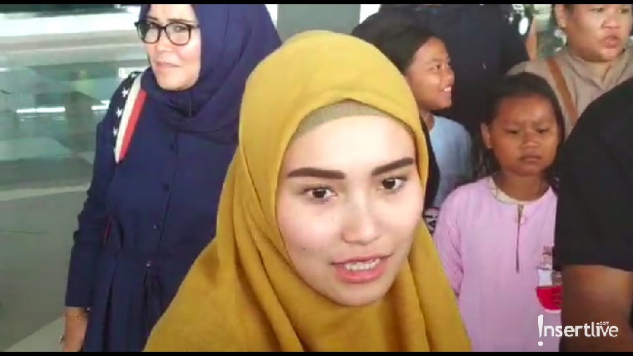 Soal kabar Ayu Ting Ting yang masih jadi janda di hari raya Idul Fitri.