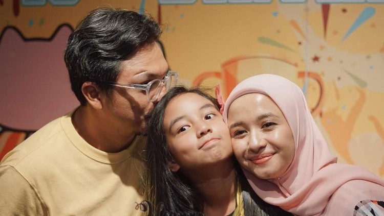 Laudya Cynthia Bella menghadiri ulang tahun putri sambungnya, Aleesya, yang ke-10. Doa terbaik pun dipanjatkan Bella untuk si kecil Aleesya.