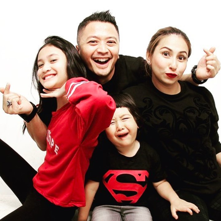 <p>Saat semuanya tersenyum, si adik Kabay kenapa kok malah nangis ya? Jangan-jangan si Kabay lagi akting di depan kamera. (Foto: Instagram @kangferrymaryadi)</p>