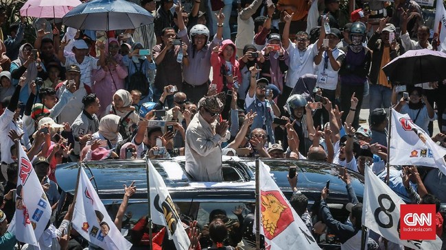 Capres nomor urut 02 Prabowo Subianto memuji masyarakat yang rela panas-panasan siang hari mengikuti kampanye terbukanya di Danau Cimpago, Padang.