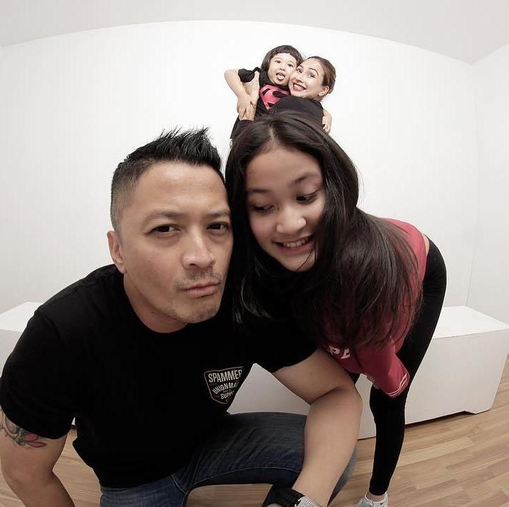 <p>Saat Kakak Harliafa Princi Maryadi unjuk gaya bareng Ayah Ferry. Princi merupakan anak dari hasil pernikahan Ferry bersama istri pertamanya, Bunda Nila. (Foto: Instagram @kangferrymaryadi)</p>
