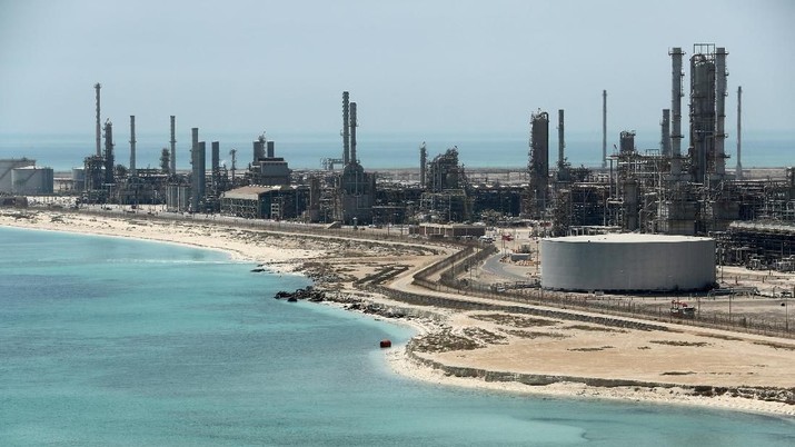 FILE PHOTO: Saudi Aramco's Ras Tanura oil refinery and oil terminal in Saudi Arabia, May 21, 2018. REUTERS/Ahmed Jadallah/File Photo
