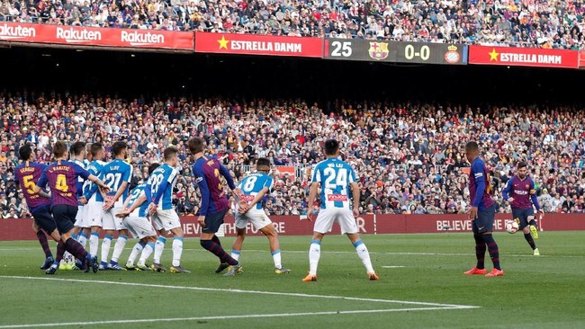 Lawan selalu mempelajari cara Lionel Messi mengambil tendangan bebas, tapi selalu sulit membendung La Pulga mencetak gol lewat tendangan bebas.