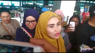 img-title Pergi Umrah, Ayu Ting Ting: Nggak Ada Doa Khusus