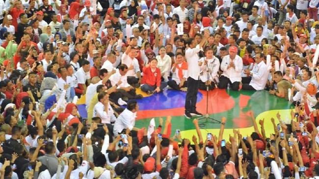 Kader Gerindra Kota Palembang Cik Naya dipecat dari keanggotaan partai karena menghadiri kampanye pasangan Jokowi-Ma'ruf.