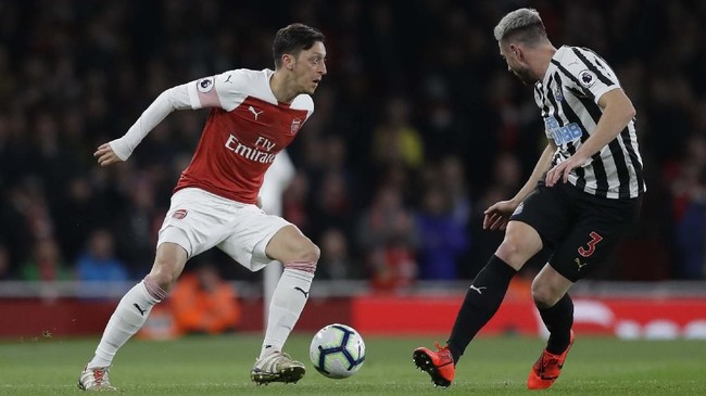 Gelandang serang Arsenal Mesut Ozil semakin akrab dengan kontroversi ketimbang prestasi di lapangan hijau pada musim ini.