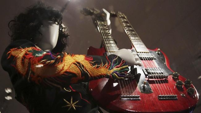 Berbagai alat musik bertanda tangan sederet musisi kenamaan, mulai dari pentolan Led Zeppelin, Robert Plant, hingga Billie Eilish akan dilelang bulan depan.