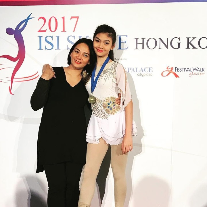 <p>Tak kalah membanggakan, kali ini Bunda Dian Nitami bersama putri tercintanya, Sasikirana, saat meraih medali emas di ISI Skate Hong Kong 2017. (Foto: Instagram @bu_deedee)</p>