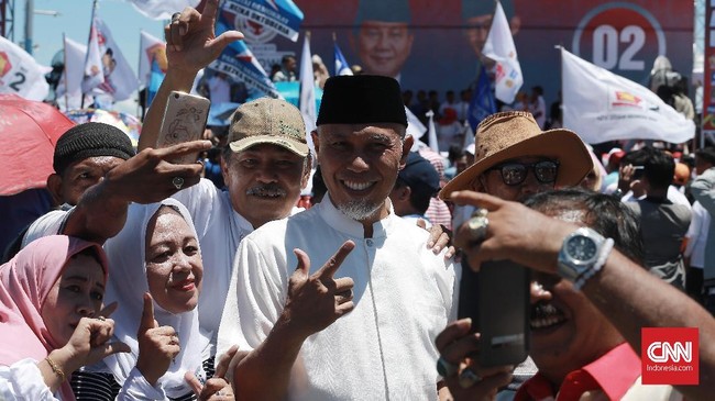 Wali Kota Padang Mahyeldi Ansharullah menyempatkan cuti untuk hadir dalam acara kampanye akbar Prabowo Subianto di kawasan wisata Danau Cimpago, Padang, Sumbar.