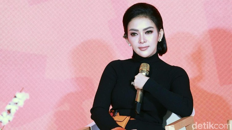 Bulan Ramadan kali ini pastinya akan terasa berbeda bagi Syahrini setelah resmi menikah dengan Reino Barack.