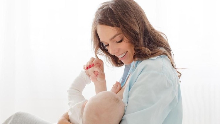 Bunda, Salah Memilih Wangi Lotion Bikin Bayi Malas Nyusu Lho Ada beberapa wangi lotion yang justru membuat bayi malas minum ASI lho, Bun. Nah, cari tahu yuk cara memilih lotion yang benar!