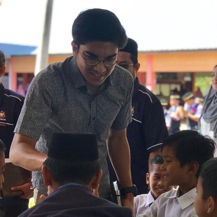 <p><a href="https://finance.detik.com/berita-ekonomi-bisnis/d-4491467/ini-syed-saddiq-anak-nakal-yang-jadi-menteri-termuda-di-malaysia" target="_blank">Syed Saddiq</a>, pria kelahiran 6 Desember 1992 ini adalah Menteri Belia dan Sukan Malaysia, atau kalau di Indonesia sering disebut Menteri Pemuda dan Olahraga. Sebagai menteri termuda di Malaysia, Syed dikenal dekat dengan anak lho, Bun. (Foto: Instagram @syedsaddiq)</p>