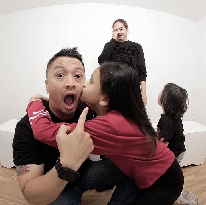 <p>Meski orang tuanya bercerai, tak membuat Princi kehilangan kasih sayang dari ayahnya. Gadis kecil itu terlihat sangat akrab dengan ayahnya. (Foto: Instagram @kangferrymaryadi)</p>
