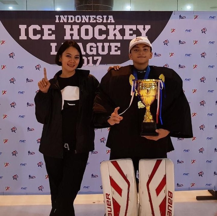 <p>Bunda Dian Nitami saat mendampingi Arka Asmara Juara 1 di Indonesia Ice Hockey League 2017 Junior. Arka juga berhasil menjadi MVP dan membawa timnya runner-up dalam Ice Dragon Classic 2019 di Singapura. (Foto: Instagram @bu_deedee)</p>