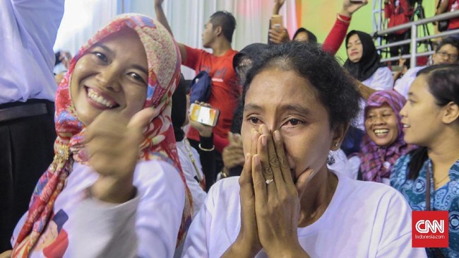 Warga Ngawi, Jawa Timur, setia menanti kehadiran Joko Widodo di GOR Bung Hatta untuk bisa melihat langsung capres nomor urut 01 itu.