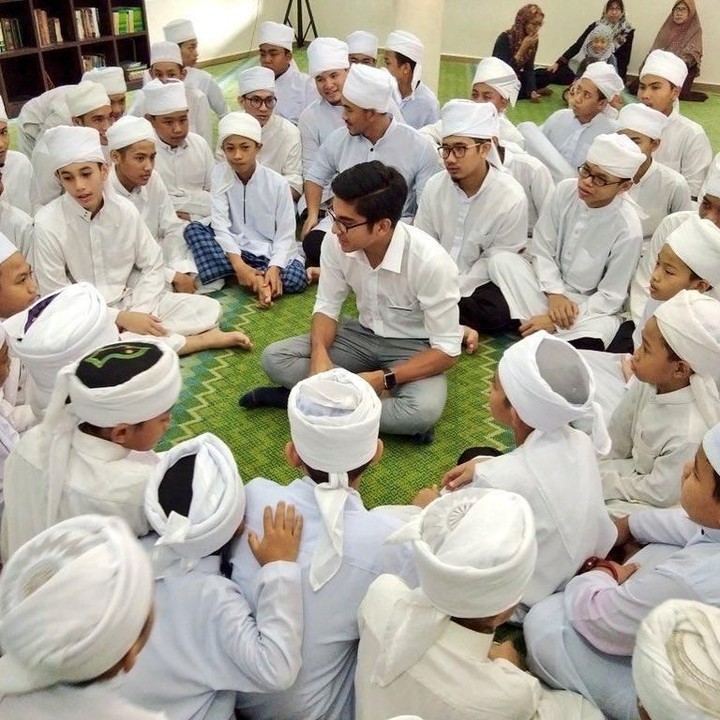 <p>Berkumpul dan bercengkrama bersama anak-anak jadi bentuk kebahagiaan tersendiri bagi Syed. (Foto: Instagram @syedsaddiq)</p>