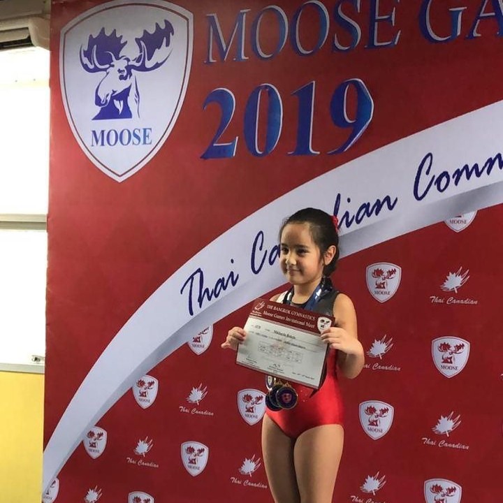 <p>Prestasi cemerlang juga ditorehkan putri Nia Ramadhani dan Ardi Bakrie lho, Bun. Baru-baru ini, Mikhayla sukses memborong tiga medali emas dan satu perak dalam kompetisi Gymnastic di Bangkok. (Foto: Instagram @ramadhaniabakrie)</p>