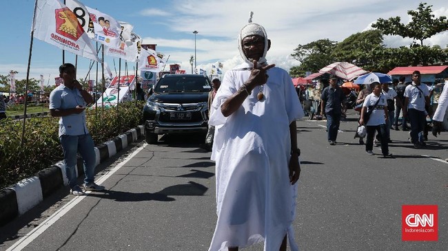 Capres 02 Prabowo Subianto melakukan kampanye terbuka di Padang yang dihadiri ribuan pendukungnya dengan berbagai atribut kampanye seperti kaos dan bendera.