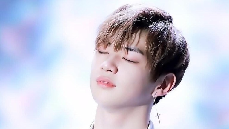 Kang Daniel memang memiliki pesona yang mampu merebut simpati dari para penggemarnya di seluruh dunia. Berikut ini ada 10 potret tampan dari Kand Daniel.