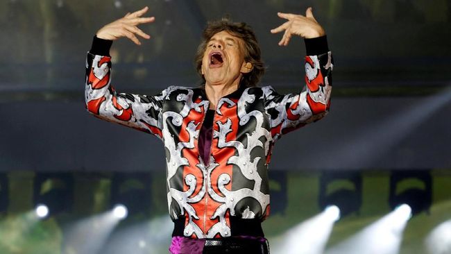 Mick Jagger mengunggah video gerakan jogetnya yang ikonis ke Twitter, Rabu (15/5) kemarin beberapa bulan setelah menjalani operasi jantung.