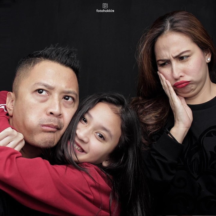 <p>Bunda Deswita kelihatan <em>jealous</em> ya sama kedekatan Kakak Princi dan Ayah Ferry. He-he-he! Foto ini diambil saat mereka merayakan ulang tahun Princi yang ke-12. (Foto: Instagram @kangferrymaryadi)</p>