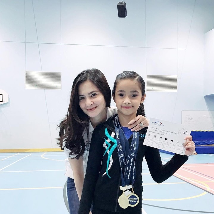<p>Bangganya Bunda Cut Tary dengan prestasi sang buah hati Sydney Azkassyah. Sydney telah meraih lebih dari 30 medali dalam kejuaraan gymnastic lho, Bun. (Foto: Instagram @cuttaryofficial)</p>