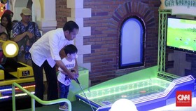Libur Kampanye, Jokowi Ajak Jan Ethes Main Golf di Mal
