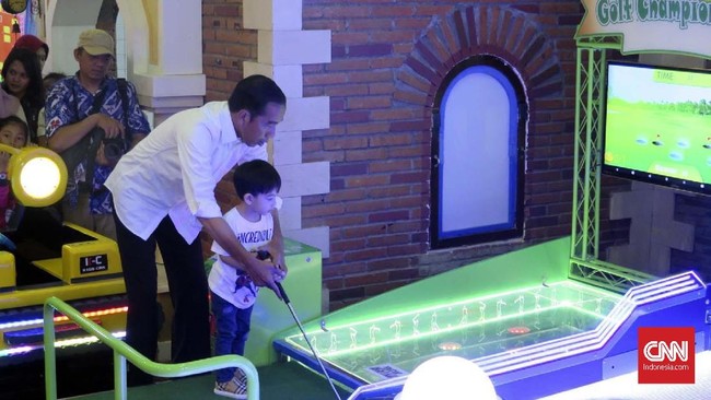 Presiden Jokowi menyatakan vaksinasi anak usia 12-17 tahun akan segera dilakukan dengan menggunakan vaksin Sinovac.