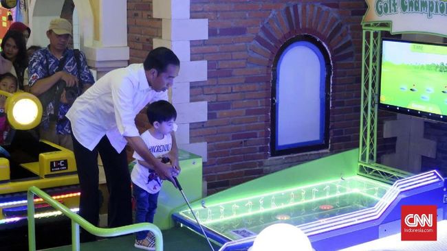 Jokowi Sebut Sinovac Aman untuk Anak Usia 12-17 Tahun Presiden Jokowi menyatakan vaksinasi anak usia 12-17 tahun akan segera dilakukan dengan menggunakan vaksin Sinovac.