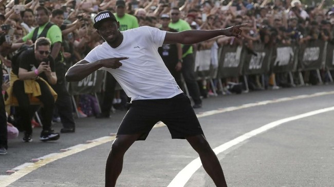 FOTO: Usain Bolt Kalahkan Bajaj dalam Adu Sprint