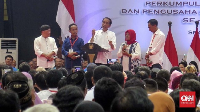 Jokowi menyarankan warga menggunakan mesin untuk mengeringkan padi. Namun warga Sragen mengeluh jika harus meminjam uang kembali kepada bank untuk beli dryer.