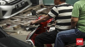 Viral Pria Ngaku Polisi Marah karena Ditegur Merokok Saat Naik Motor