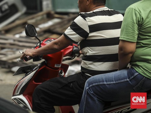 Siapa yang Masih Bandel Merokok Saat Berkendara? Ini Sanksinya