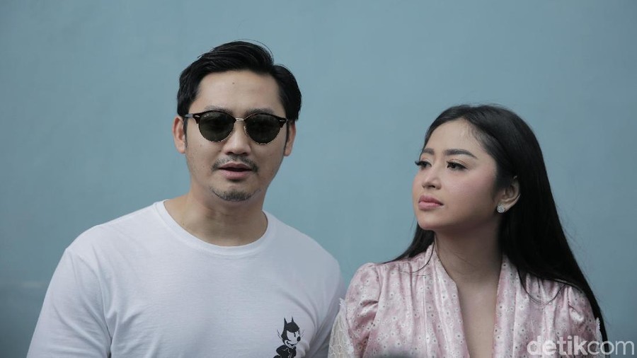 Dewi Perssik dan suami Angga Wijaya Dewi Perssik dan suami Angga Wijaya